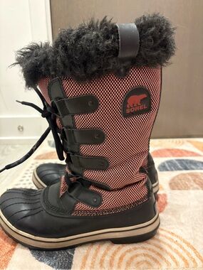 Sorel Women's Black and Pink Lace-Up Winter Boots with Fur Collar
